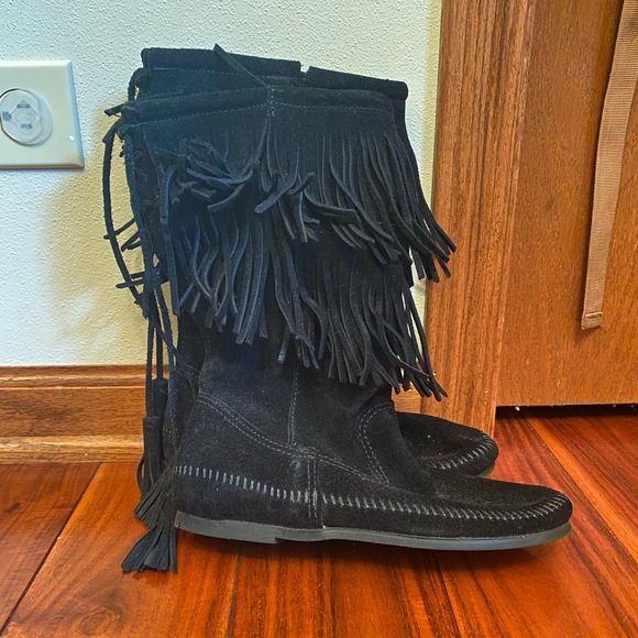 Minnetonka 1689 fringe boot. Size 6. - Picture 2 of 6